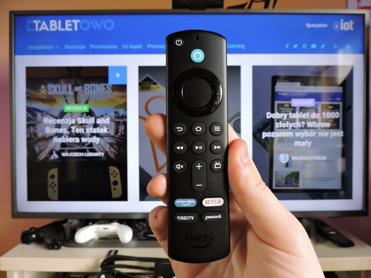 Nastolatka z pilotem w ręku, zdezorientowana mnogością filmów na ekranie TV