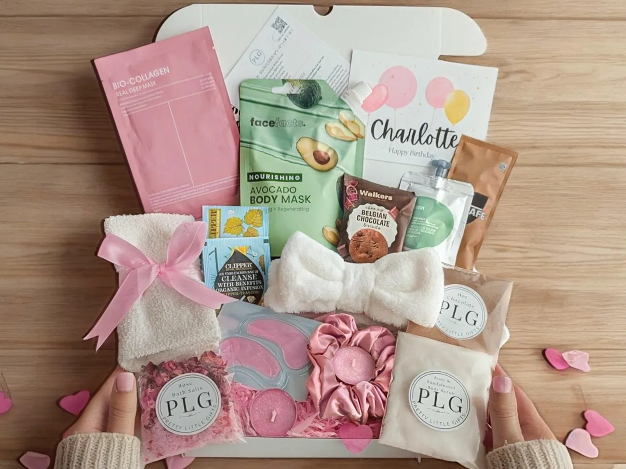 estetycznie zapakowany prezent self-care z kosmetykami i świecą