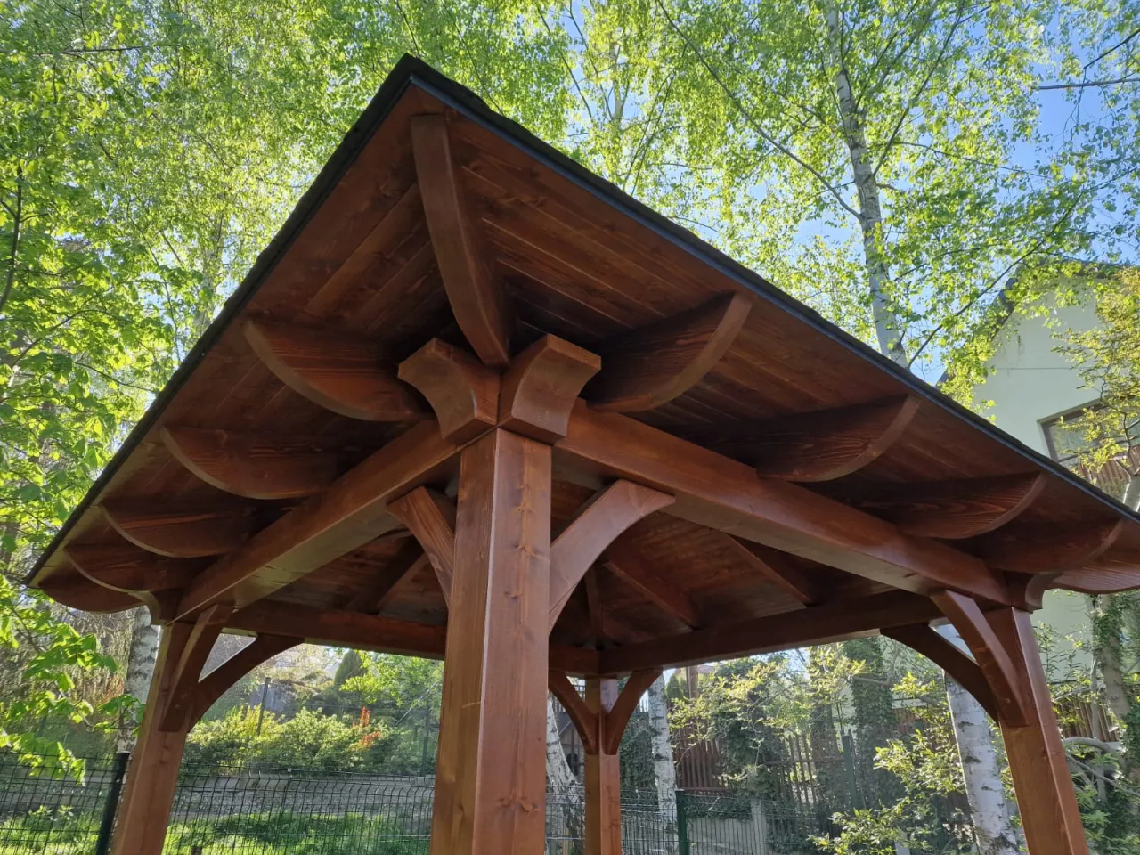 Drewniana altana 3x3 z ozdobnym dachem. Podziwiając jej konstrukcję, zastanawiasz się, ile gontu na altanę 3x3 będzie potrzebne do jej pokrycia.