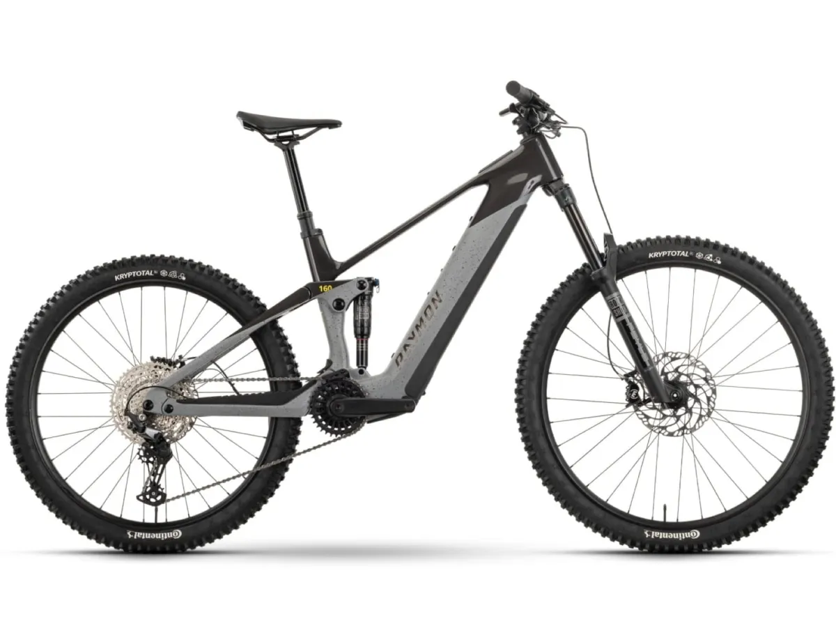 Szary rower elektryczny z pełnym zawieszeniem, idealny do trudnych tras. Zastanawiasz się, ile kosztuje rower elektryczny tej klasy?