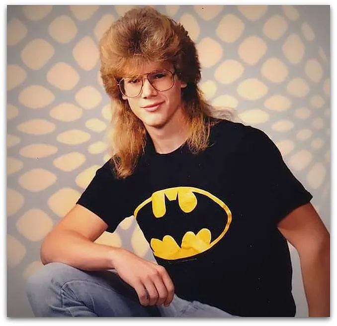 męskie fryzury i dodatki lata 80. mullet okulary casio