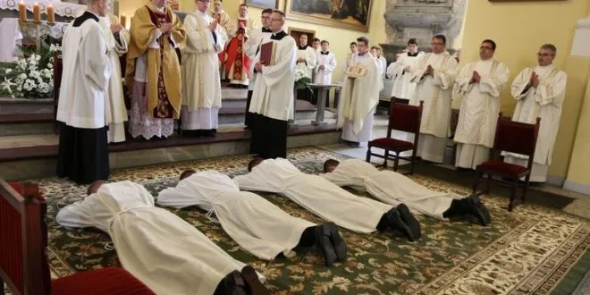 Ceremonia święceń diakonatu w kościele