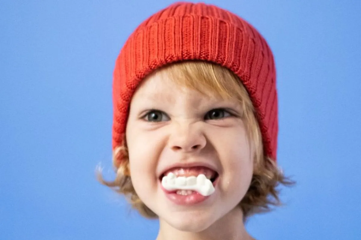 dziecko zgrzytające zębami ilustracja, bruksizm u dzieci