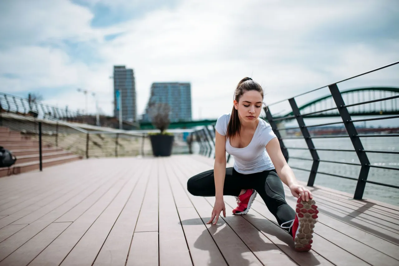 Kobieta wykonująca stretching dynamiczny przed treningiem