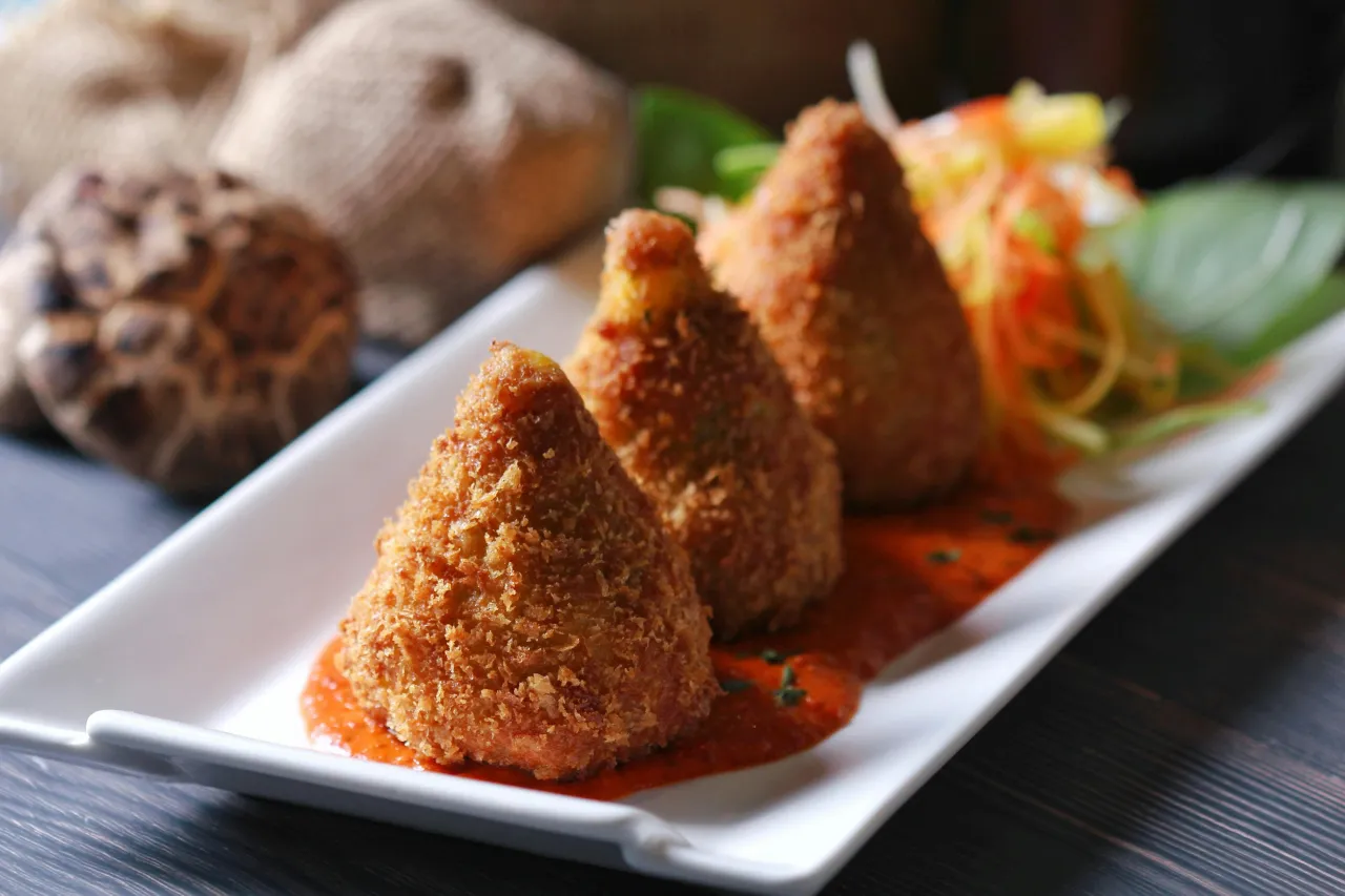 Sycylijskie arancini, pasta alla Norma, cannoli