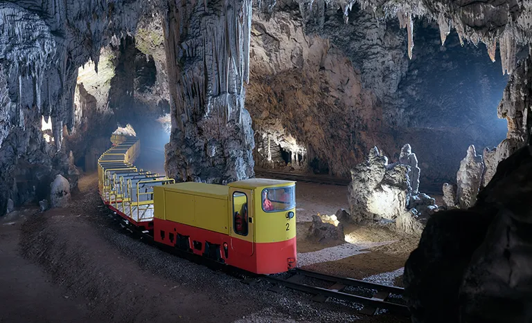 Jaskinia Postojna podziemna kolejka