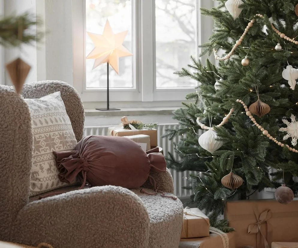 choinka udekorowana ręcznie robionymi ozdobami w stylu eko