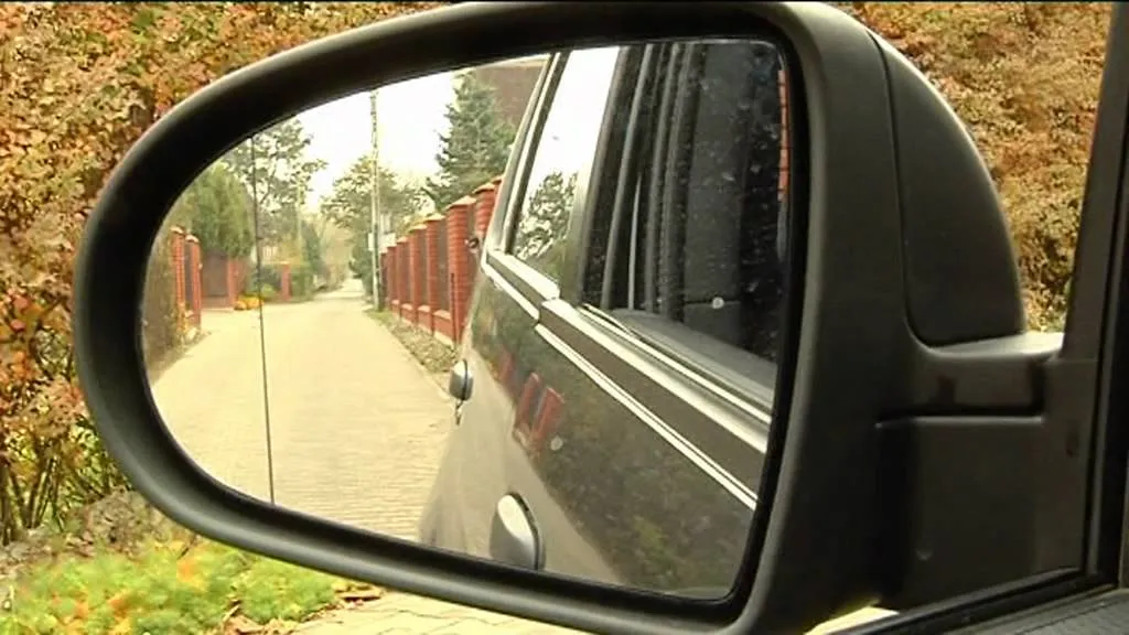 kierowca ustawiający fotel i lusterka w samochodzie