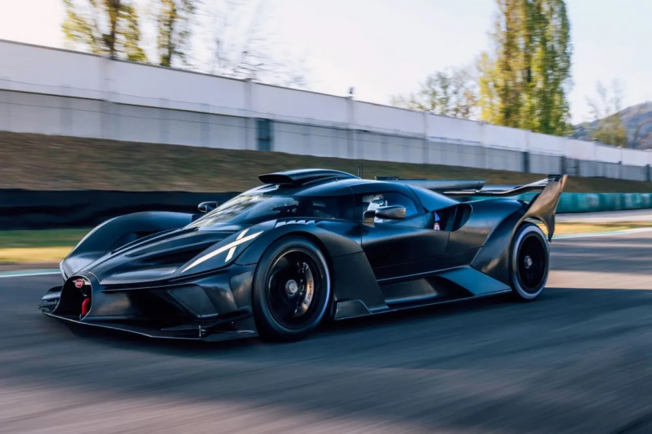 Czarny Bugatti Bolide pędzi po torze. Zastanawiasz się, ile kosztuje Bugatti Bolide? To marzenie wielu fan&oacute;w motoryzacji.