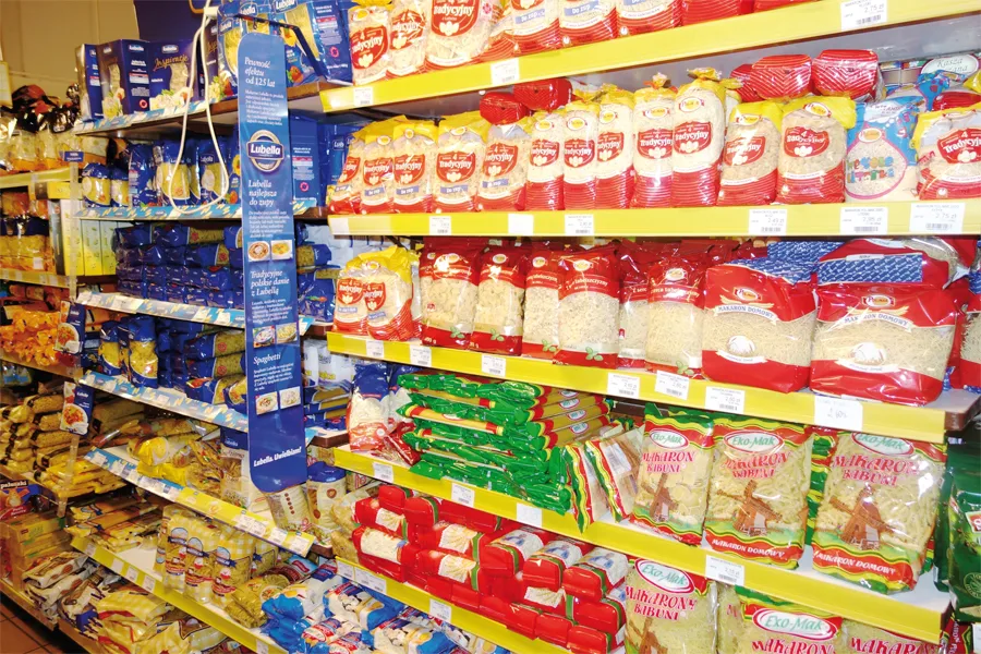 makaron kuleczki w supermarkecie p&oacute;łka z makaronami