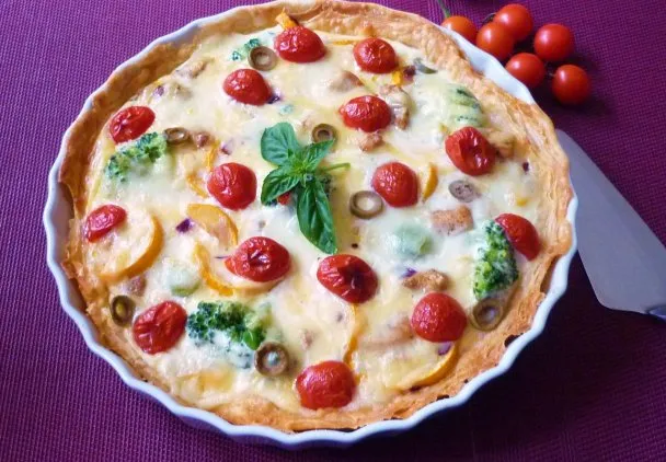 zapiekanka z ciasta francuskiego z kurczakiem i warzywami