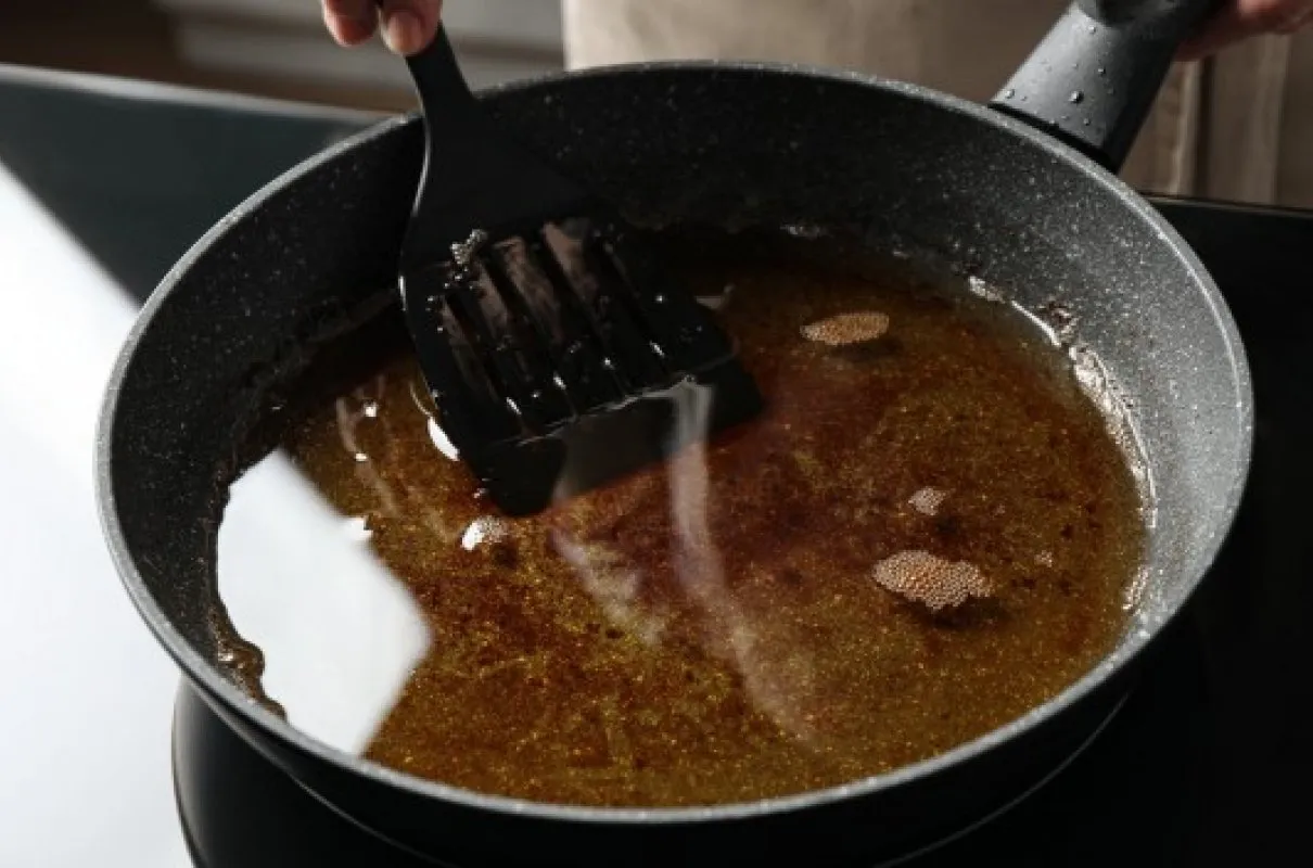 zużyty olej do smażenia frytek wygląd