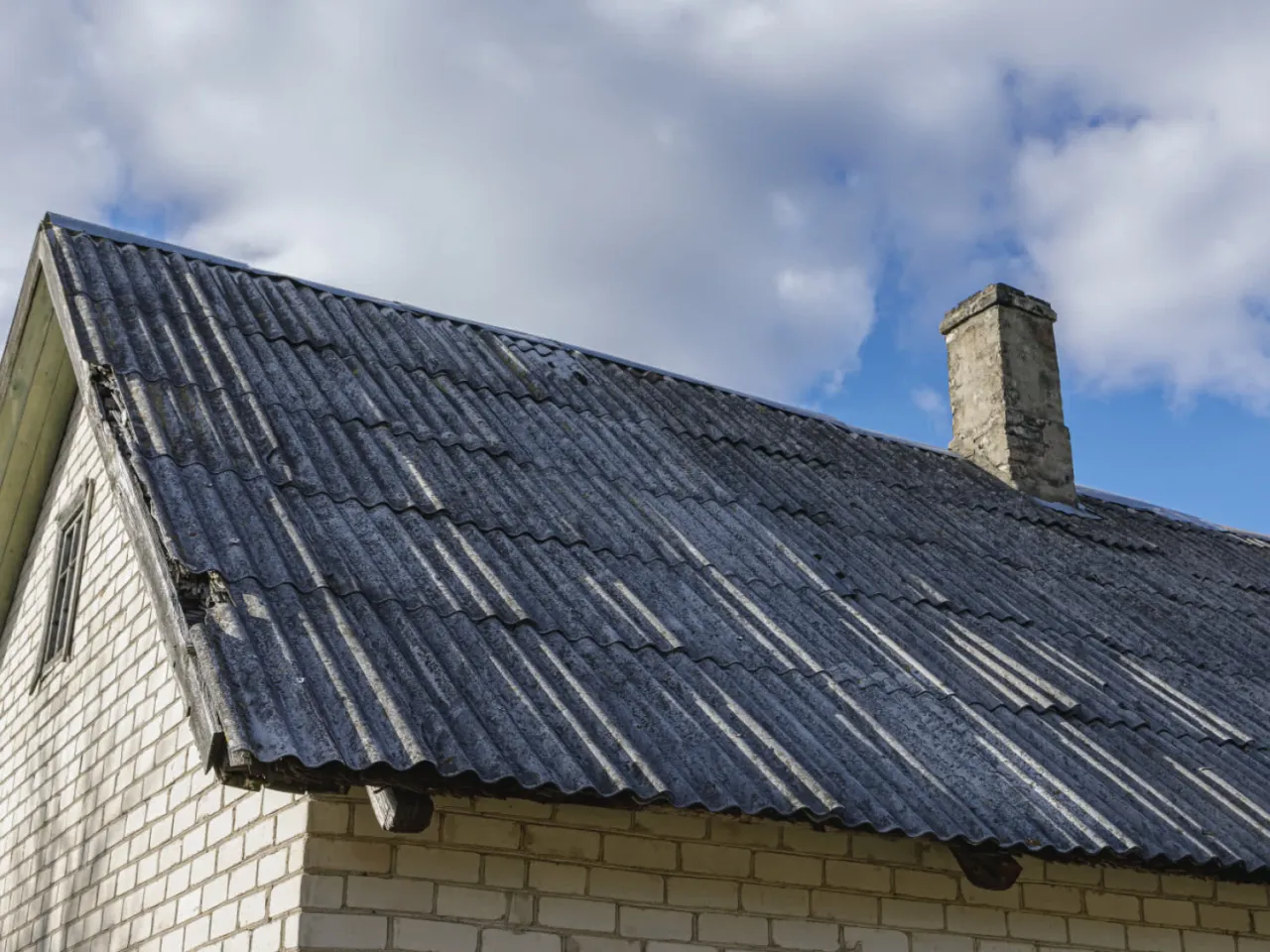 Stary, zniszczony dach z eternitu na domu z białej cegły. Czy jest dofinansowanie do wymiany dachu, by poprawić stan techniczny?