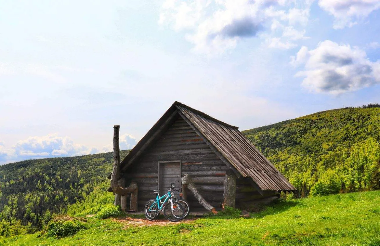 tradycyjny szałas pasterski