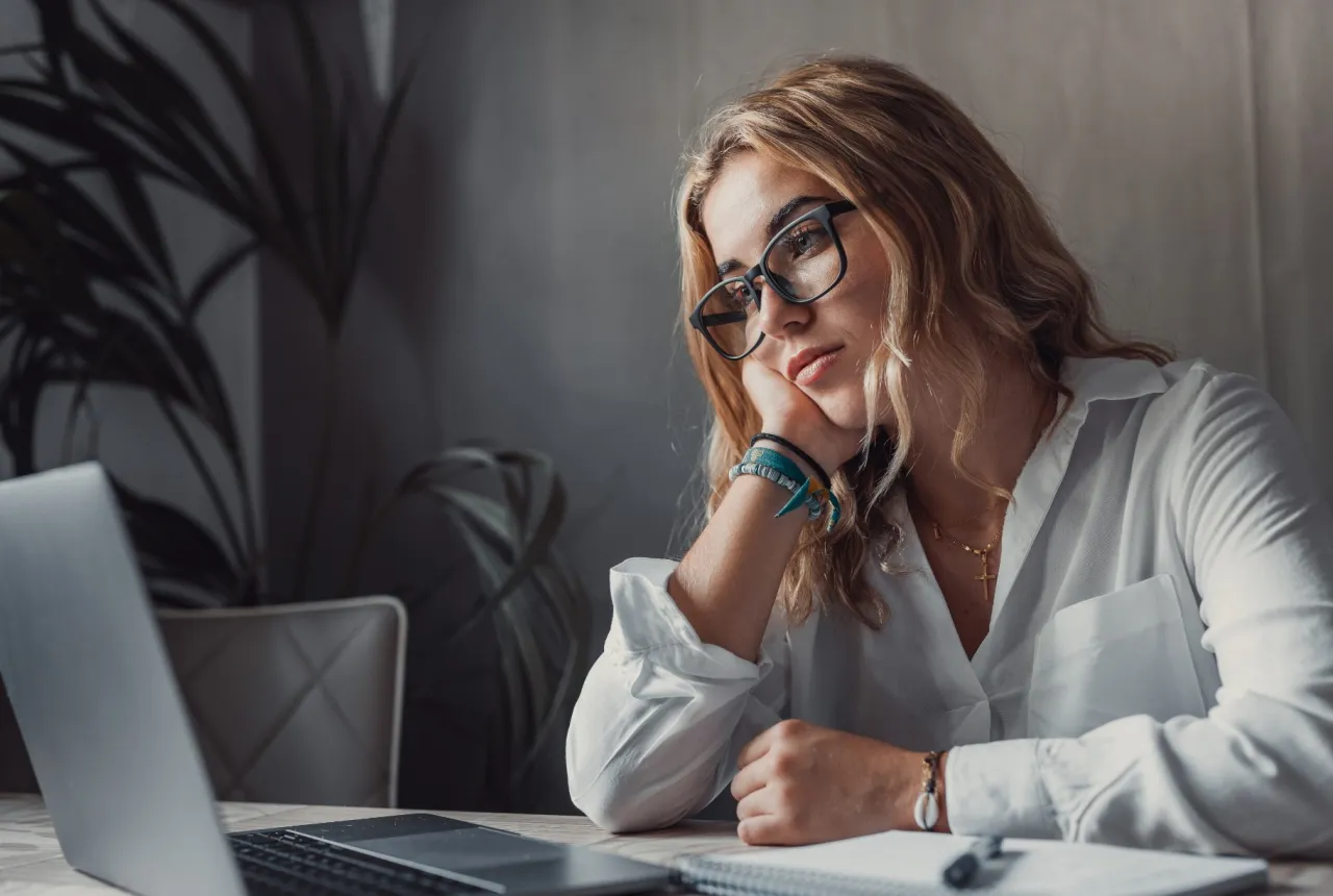 Kodeks pracy otwarty na biurku z okularami