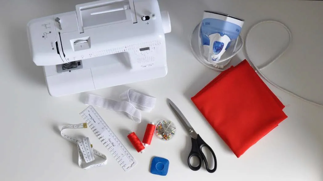 materiały na sp&oacute;dnicę z falbanami i narzędzia do szycia