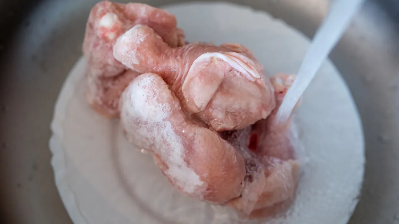rozmrażanie kurczaka w zimnej wodzie
