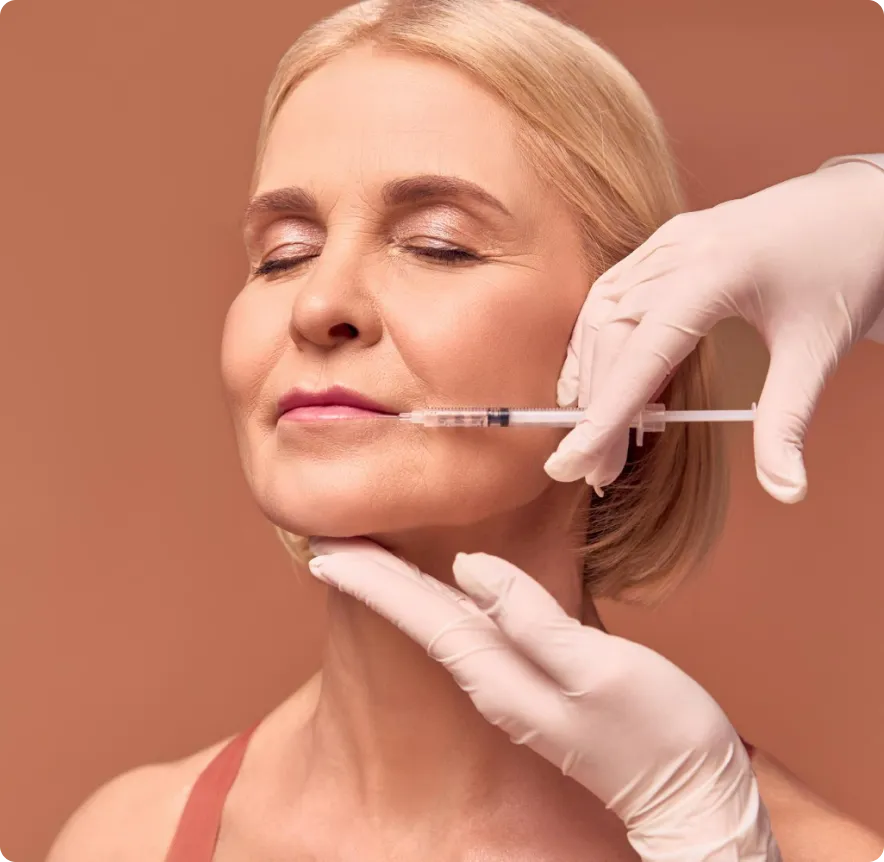 Lekarz medycyny estetycznej wykonujący zabieg rozpuszczania kwasu hialuronowego