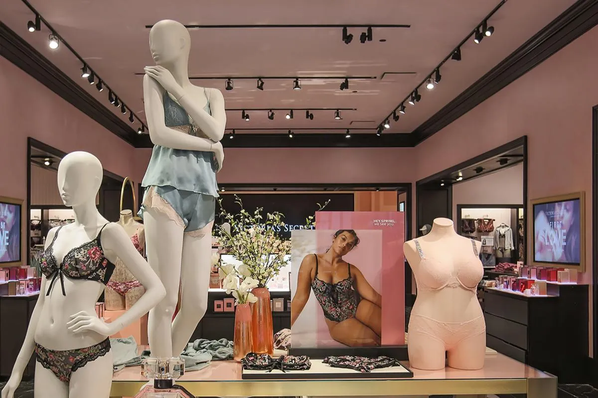 Victoria's Secret sklep wnętrze, bielizna, modelka