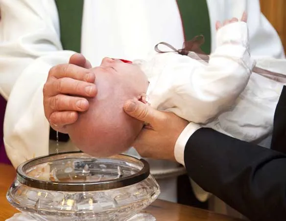 Chrzestny z dzieckiem w kościele podczas komunii