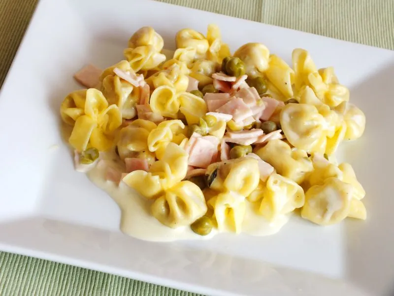 Tortellini w sosie śmietanowym z szynką i groszkiem