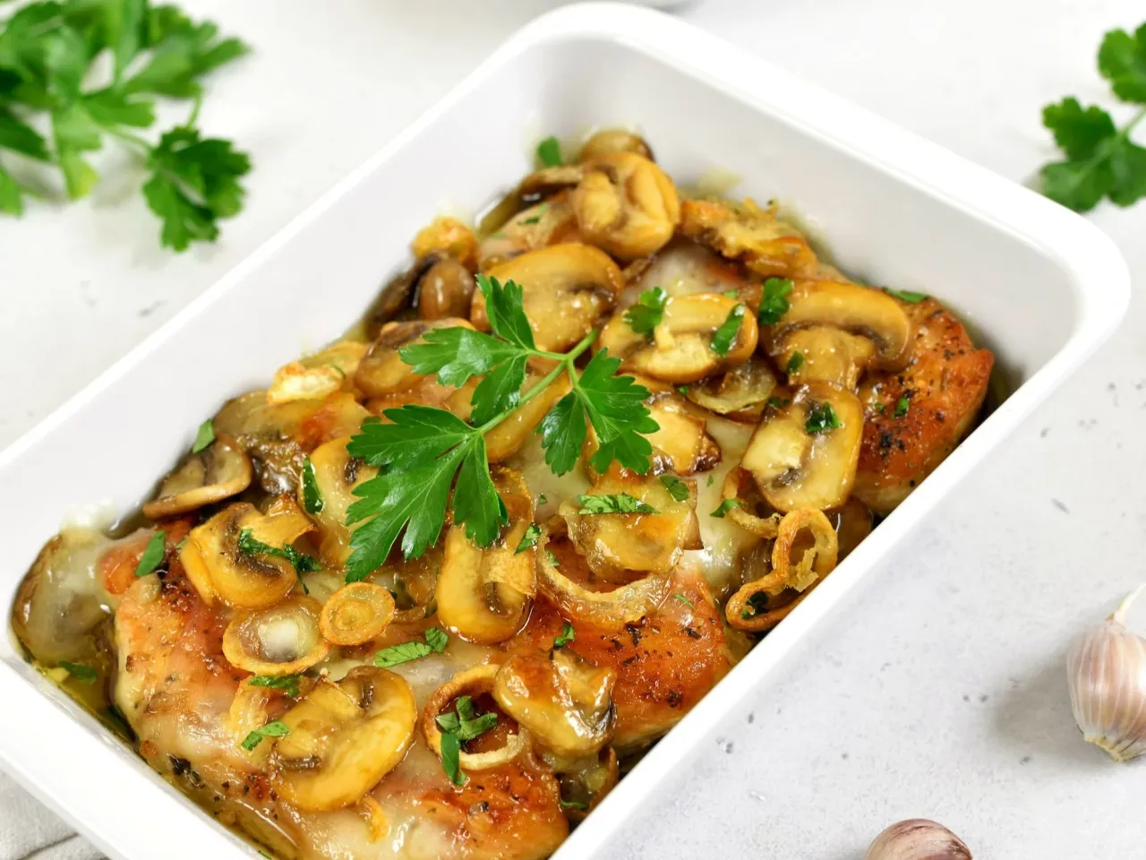 Pyszna pierś kurczaka w sosie grzybowym z serem i natką pietruszki. Idealna propozycja, co z piersia kurczaka na obiad.