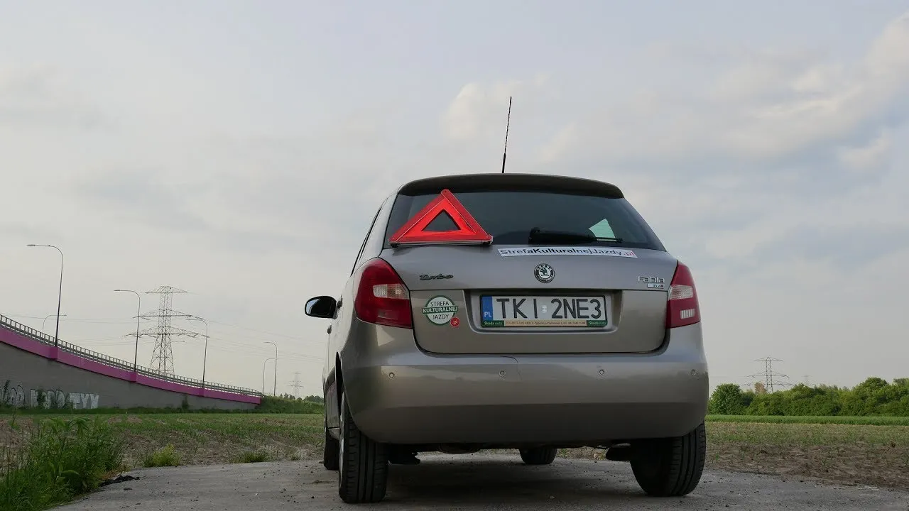 Prawidłowo oznakowany pojazd holowany