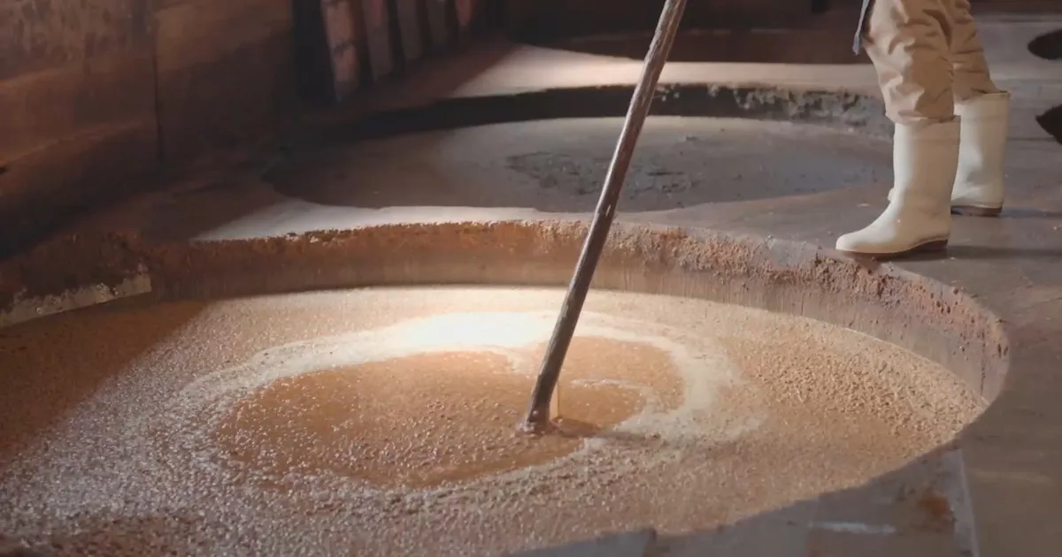 tradycyjna produkcja sosu sojowego beczki