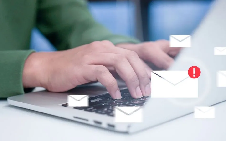 osoba sprawdzająca pocztę lub e-mail w kontekście podatków