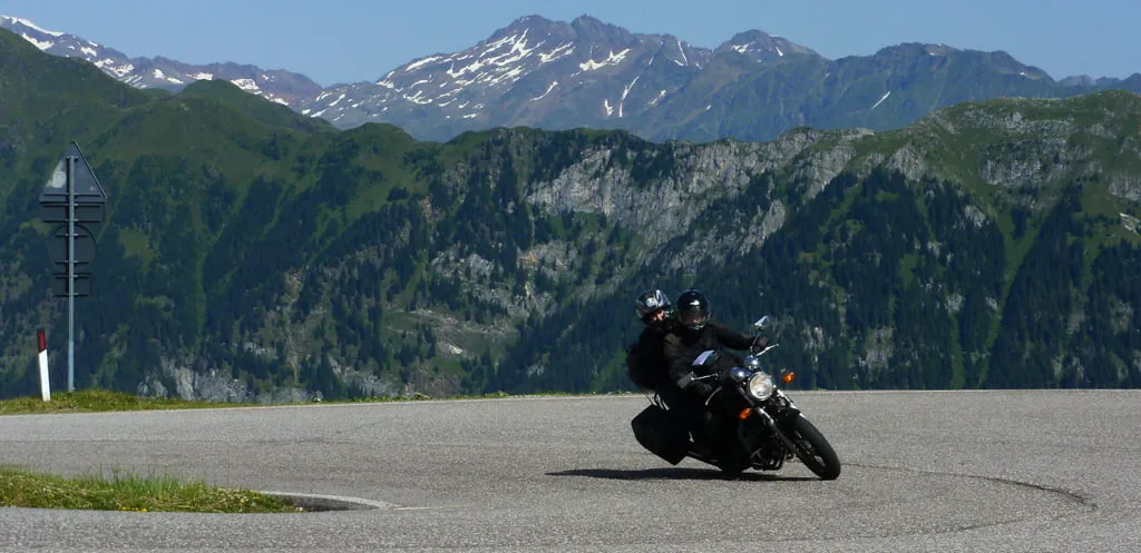 motocyklista na tle czeskich górskich dróg