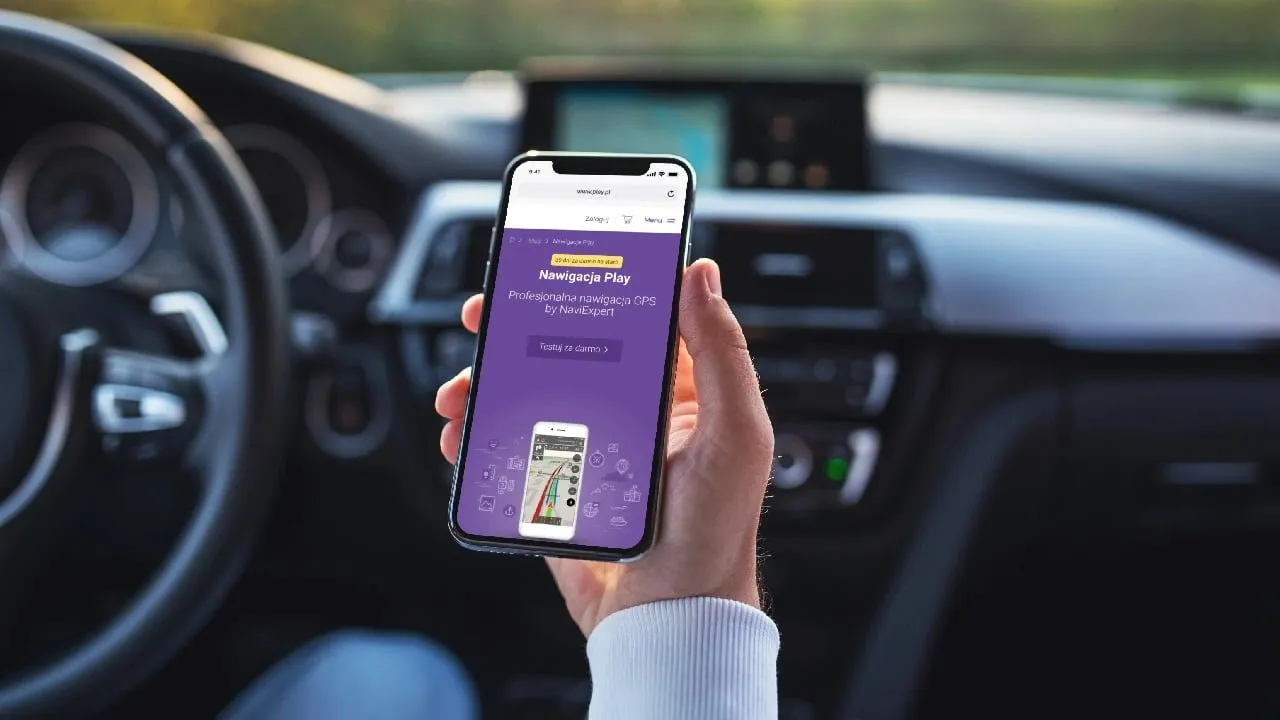 Telefon z aplikacją Play24 i mapą świata