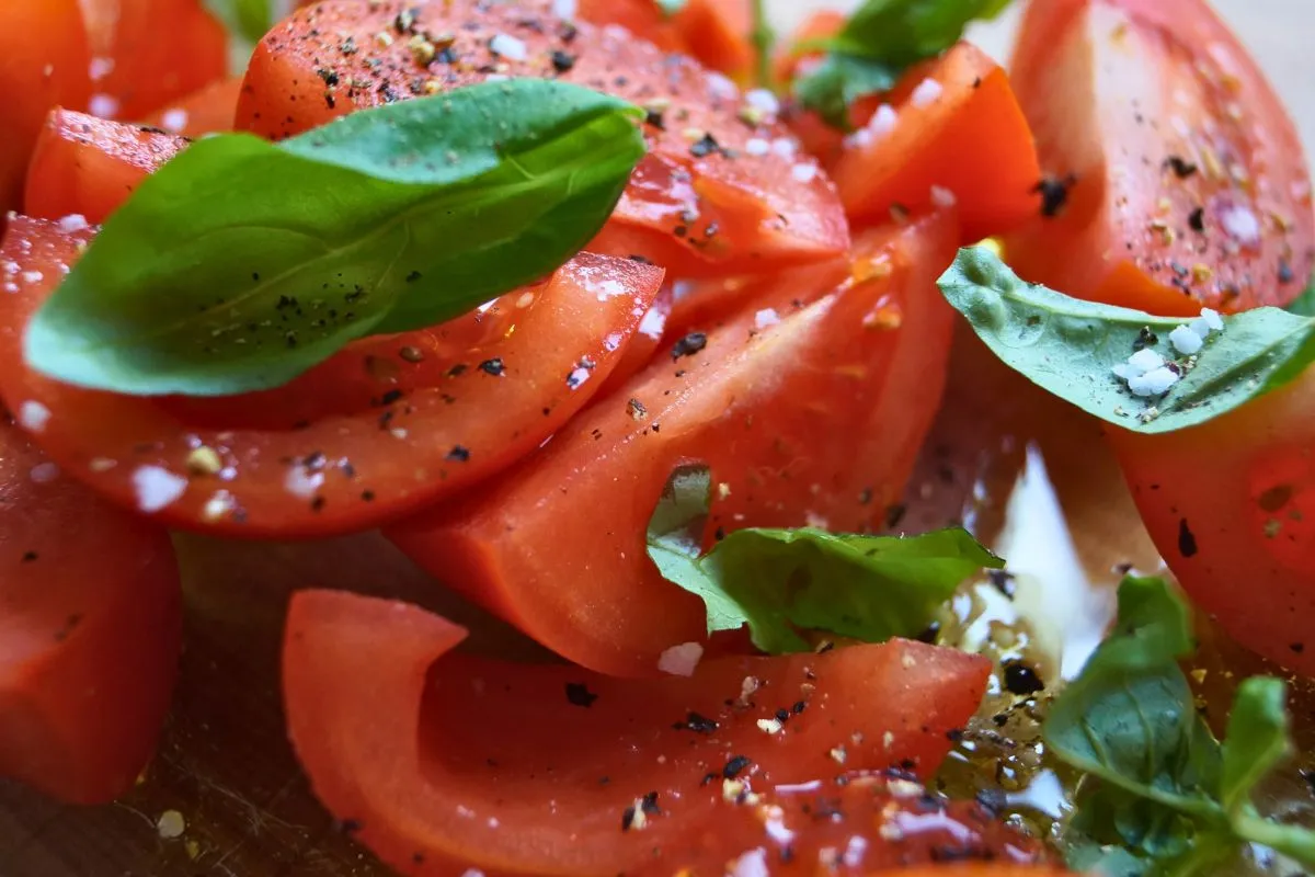 dojrzałe pomidory i zdrowe jedzenie