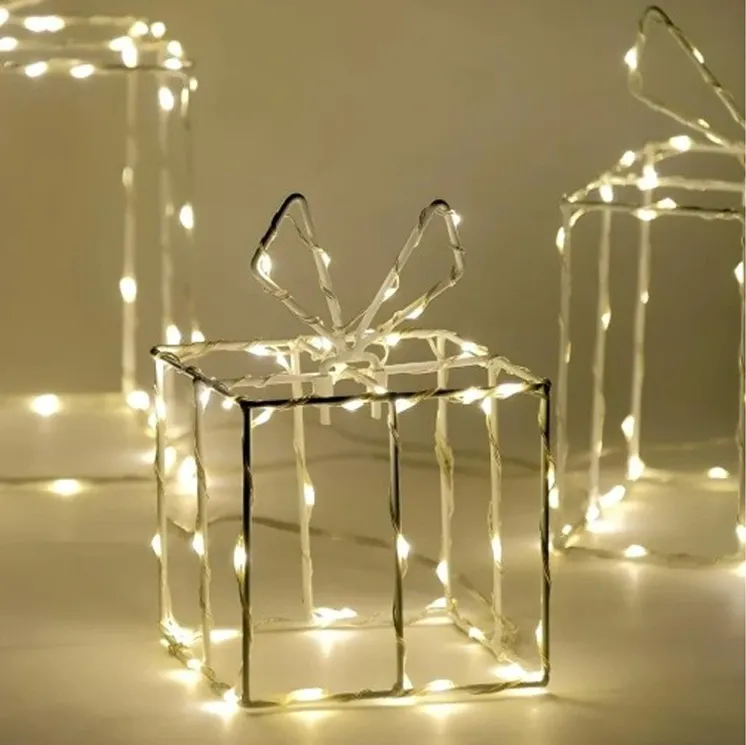 świecące prezenty z listewek i lampek LED jako ozdoba ogrodu