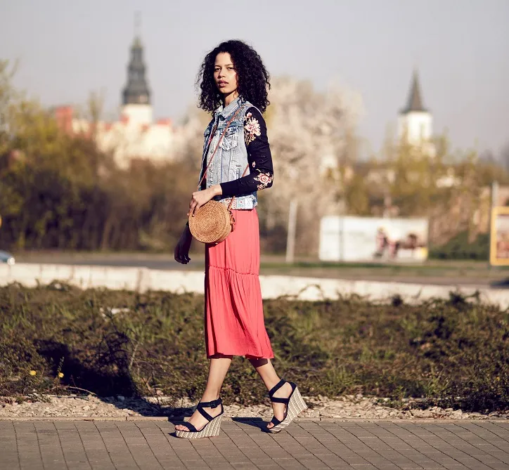 sandały na koturnie dopasowane do sylwetki