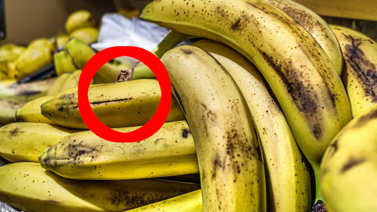 Pokaźna kupa bananów, z zaznaczonym jednym. Ile bananów dziennie to zdrowa porcja?