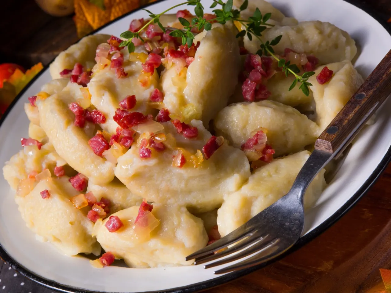 kluski kładzione gotowe na talerzu