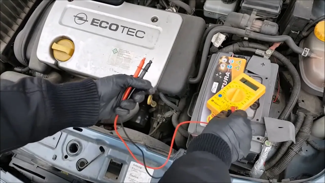 power box pod maską samochodu