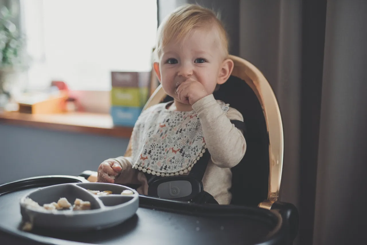 niemowle jedzące kaszke z oliwa