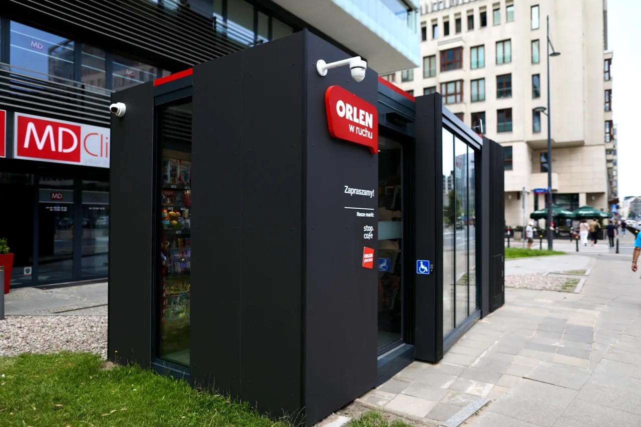 Nowoczesny kiosk RUCH Orlen Paczka