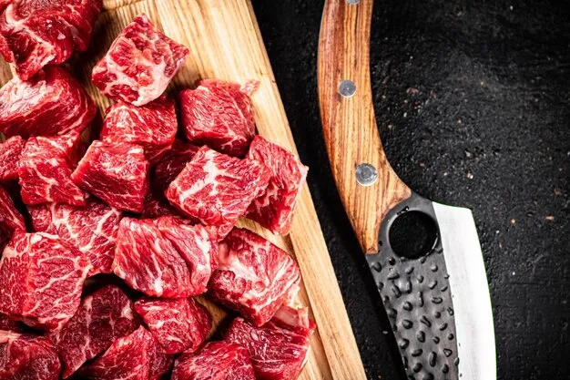 r&oacute;żne kawałki surowej wołowiny na desce rzeźniczej z podpisami