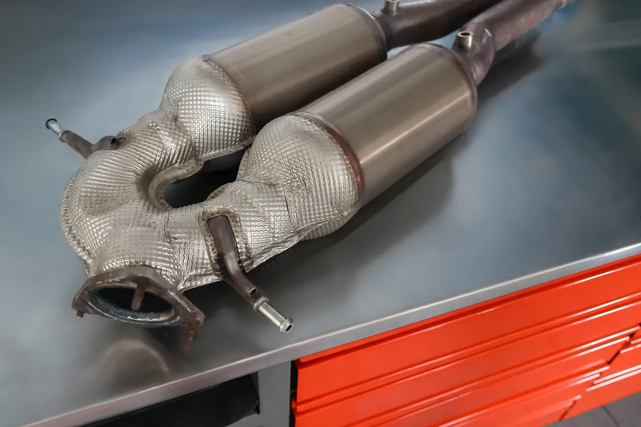 Samochód na autostradzie z czystym DPF