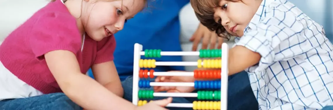 dzieci grające w gry matematyczne, eksperymenty matematyczne dla dzieci