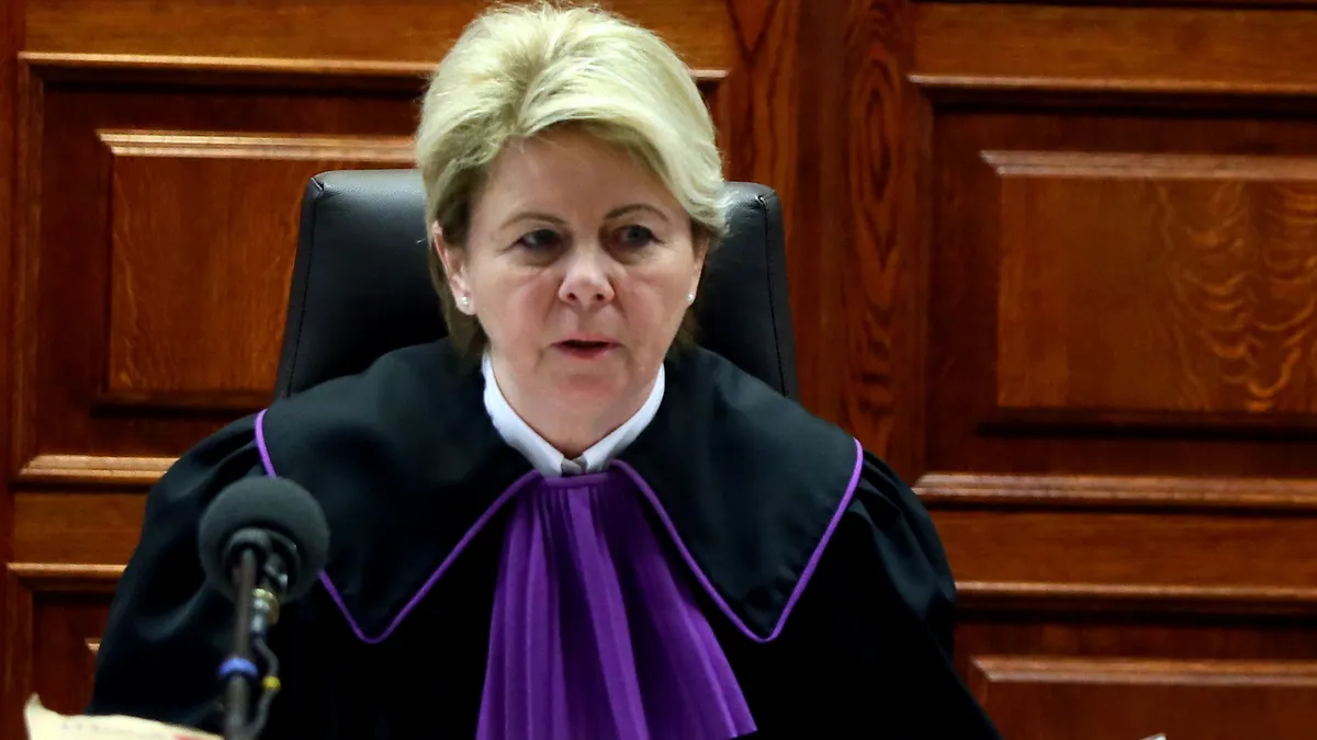 Sędzia ogłaszający wyrok w sądzie