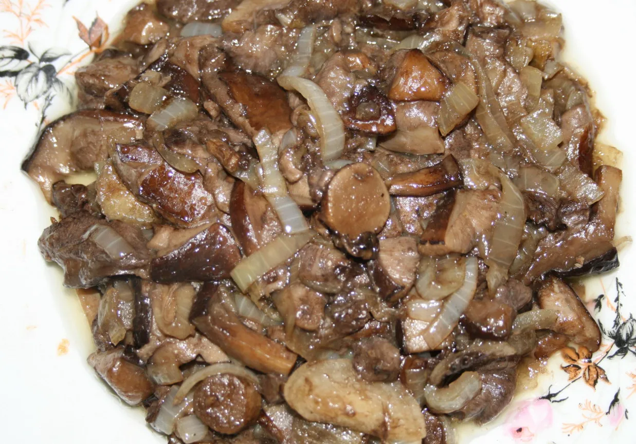 grzyby duszone na maśle z cebulką