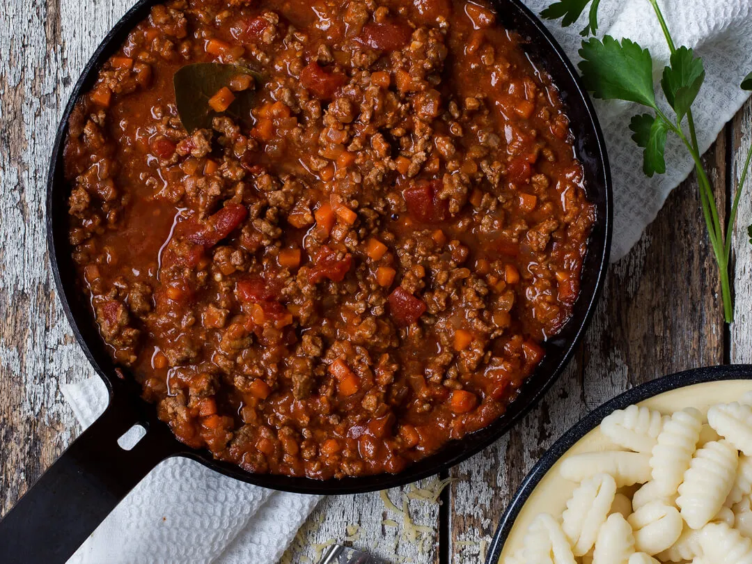 salsa bolo&ntilde;esa casera en cacerola