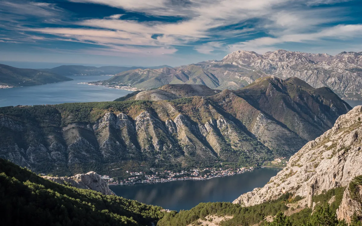 Zatoka Kotorska Czarnog&oacute;ra widok z g&oacute;ry