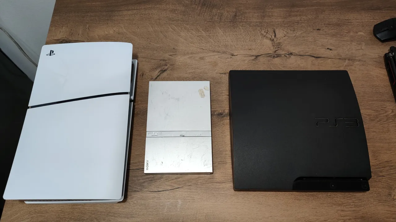 PlayStation 5 i PlayStation 3 konsole obok siebie