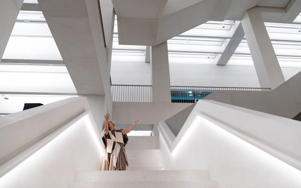 R&oacute;żne stanowiska w muzeum sztuki nowoczesnej