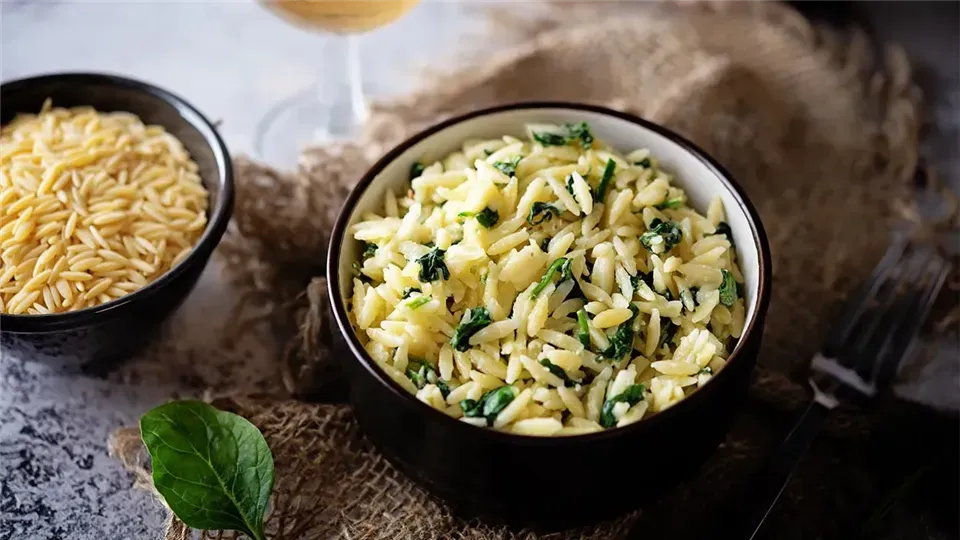 makaron orzo w garnku podczas gotowania