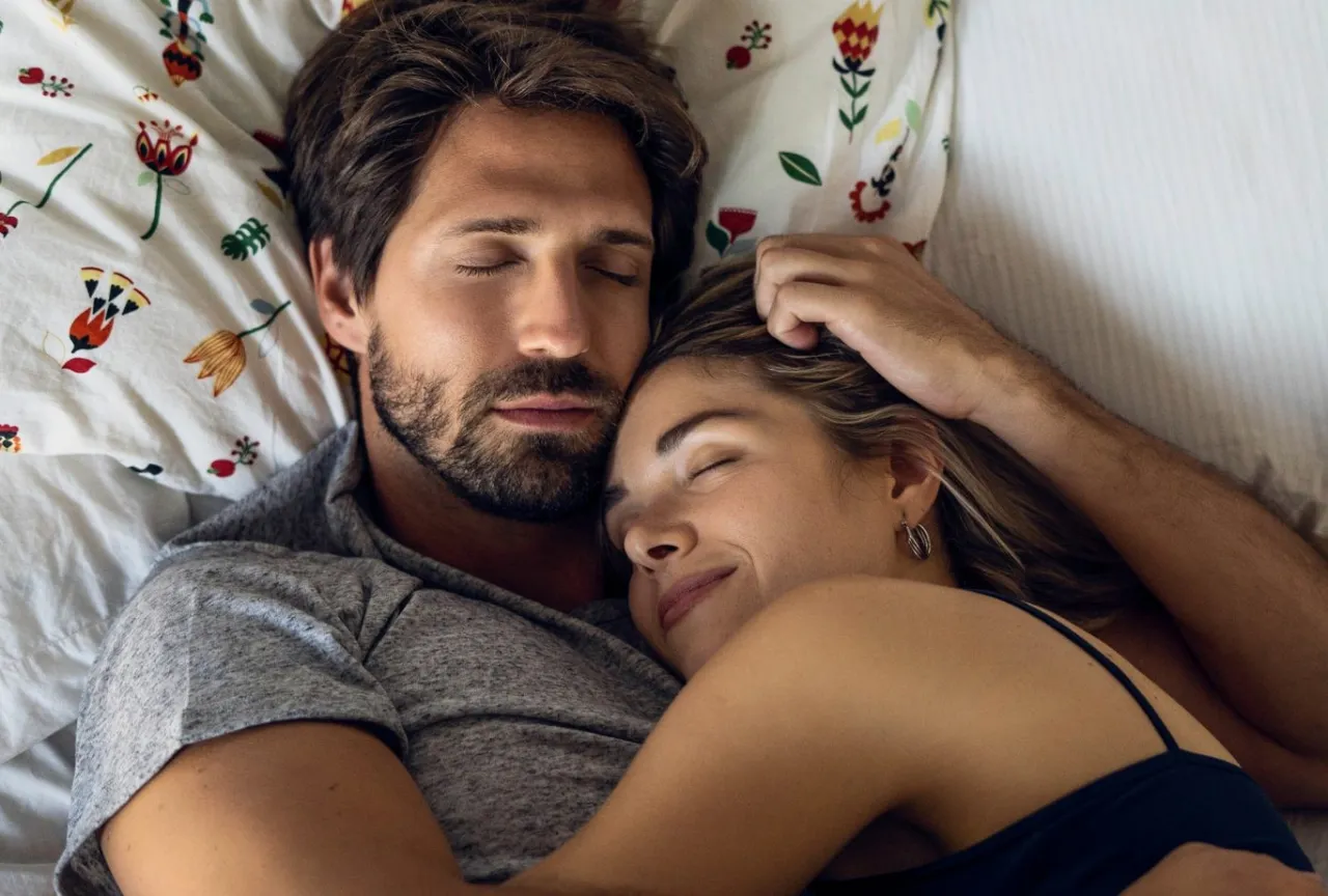 kobieta czuje się bezpiecznie w ramionach partnera